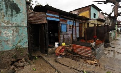Fotografía de una casa afectada por el paso del huracán Melissa este miércoles, en Santiago de Cuba (Cuba). EFE/ Ernesto Mastrascusa