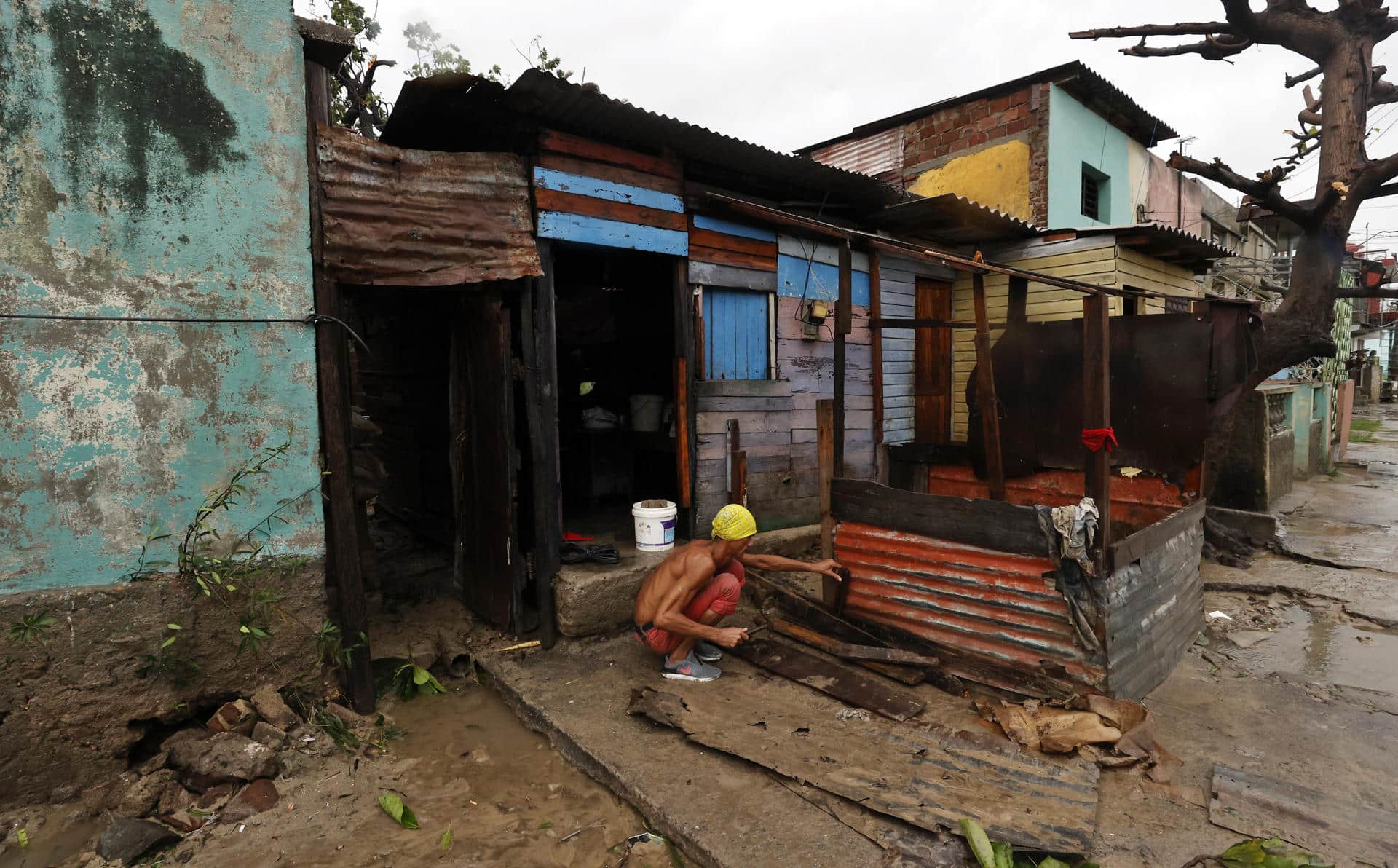 Fotografía de una casa afectada por el paso del huracán Melissa este miércoles, en Santiago de Cuba (Cuba). EFE/ Ernesto Mastrascusa