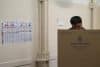 Un hombre ejerce su derecho al voto en la Ciudad de Buenos Aires hoy domingo al realizarse las elecciones legislativas a nivel nacional que eligen diputados y senadores en la república Argentina. EFE/Juan Ignacio Roncoroni