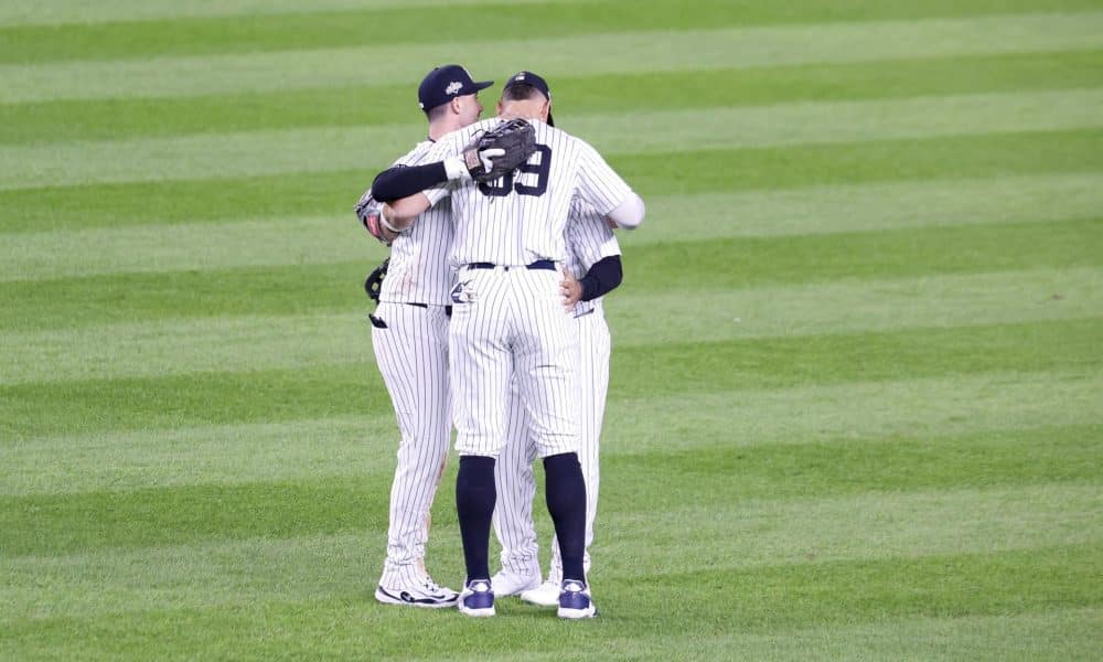 Aaron Judge de los New York Yankees (C) celebra este jueves con sus compañeros la victoria en el tercer juego de la Serie de Comodines de la Liga Americana de MLB sobre los Medias Rojas EFE/EPA/SARAH YENESEL