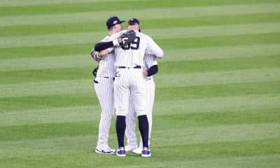 Aaron Judge de los New York Yankees (C) celebra este jueves con sus compañeros la victoria en el tercer juego de la Serie de Comodines de la Liga Americana de MLB sobre los Medias Rojas EFE/EPA/SARAH YENESEL