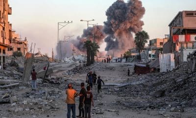 El humo se eleva cerca de la Universidad Islámica tras los ataques aéreos israelíes durante una operación militar en la ciudad de Gaza, en la Franja de Gaza, el 7 de octubre de 2025. EFE/EPA/MOHAMMED SABER