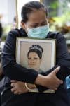 Una tailandesa abrazada a un retrato de la reina madre de Tailandia, Sirikit, quien falleció en la noche del viernes.
EFE/EPA/RUNGROJ YONGRIT
