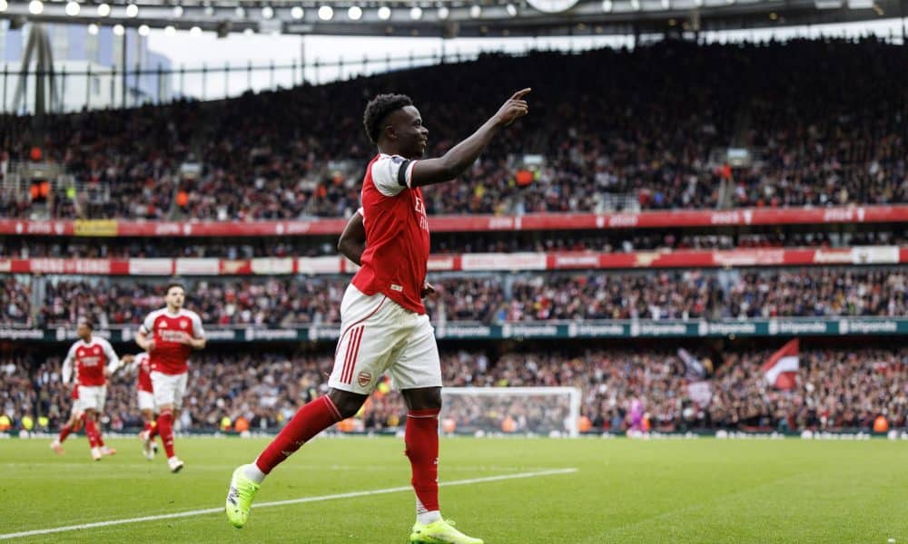 El jugador del Arsenal Bukayo Saka elebra el 2-0, de penalti, durante el partido de la Premier League que han jugado Arsenal FC y West Ham United, en Londres, Reino Unido. EFE/EPA/TOLGA AKMEN