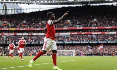 El jugador del Arsenal Bukayo Saka elebra el 2-0, de penalti, durante el partido de la Premier League que han jugado Arsenal FC y West Ham United, en Londres, Reino Unido. EFE/EPA/TOLGA AKMEN