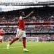 El jugador del Arsenal Bukayo Saka elebra el 2-0, de penalti, durante el partido de la Premier League que han jugado Arsenal FC y West Ham United, en Londres, Reino Unido. EFE/EPA/TOLGA AKMEN