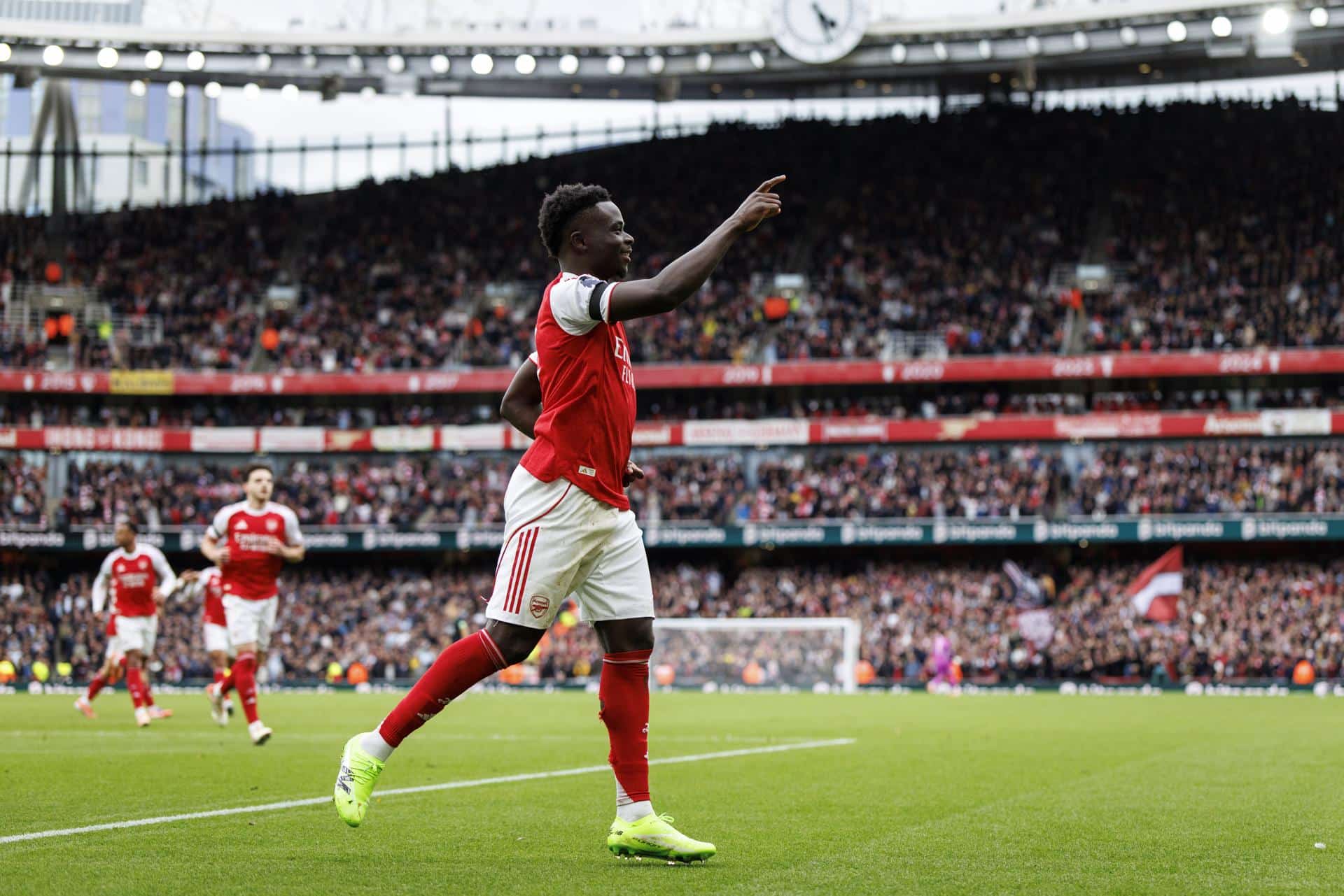 El jugador del Arsenal Bukayo Saka elebra el 2-0, de penalti, durante el partido de la Premier League que han jugado Arsenal FC y West Ham United, en Londres, Reino Unido. EFE/EPA/TOLGA AKMEN
