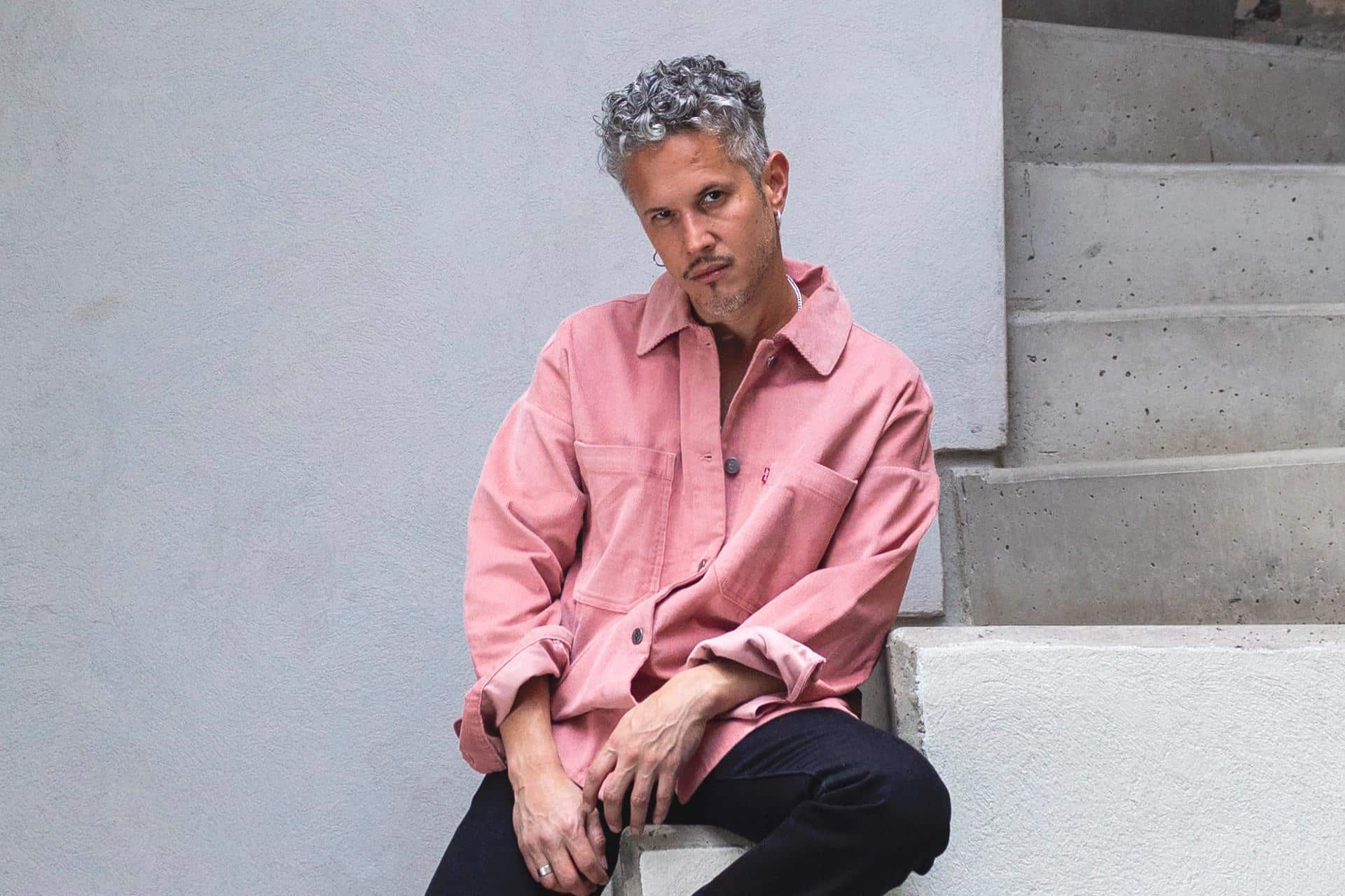 Fotografía cedida por Sony Music donde aparece el cantante dominicano Vicente García quien volverá a los Latin Grammy, el 13 de noviembre en Las Vegas, con 'Puñito de Yocahú', su cuarto álbum de estudio y primera producción en seis años. EFE/Sony Music