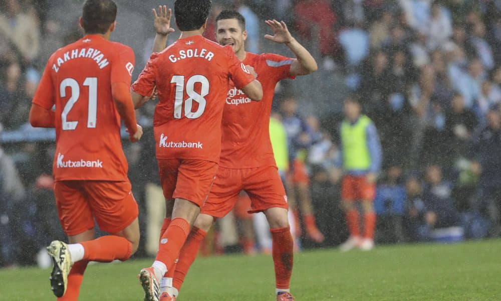 El centrocampista de la Real Sociedad Carlos Soler (2i) celebra tras anotar un gol este domingo, durante el partido de la jornada 9 de LaLiga EA Sports que Celta de Vigo y Real Sociedad disputaron en el estadio de Balaidos de Vigo (Pontevedra). EFE / Salvador Sas