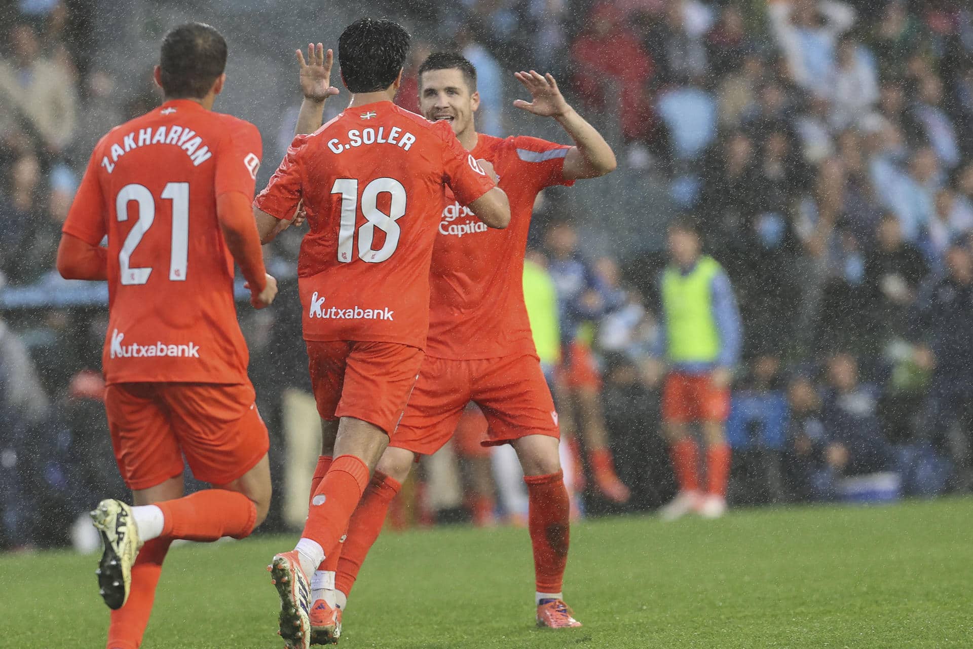 El centrocampista de la Real Sociedad Carlos Soler (2i) celebra tras anotar un gol este domingo, durante el partido de la jornada 9 de LaLiga EA Sports que Celta de Vigo y Real Sociedad disputaron en el estadio de Balaidos de Vigo (Pontevedra). EFE / Salvador Sas