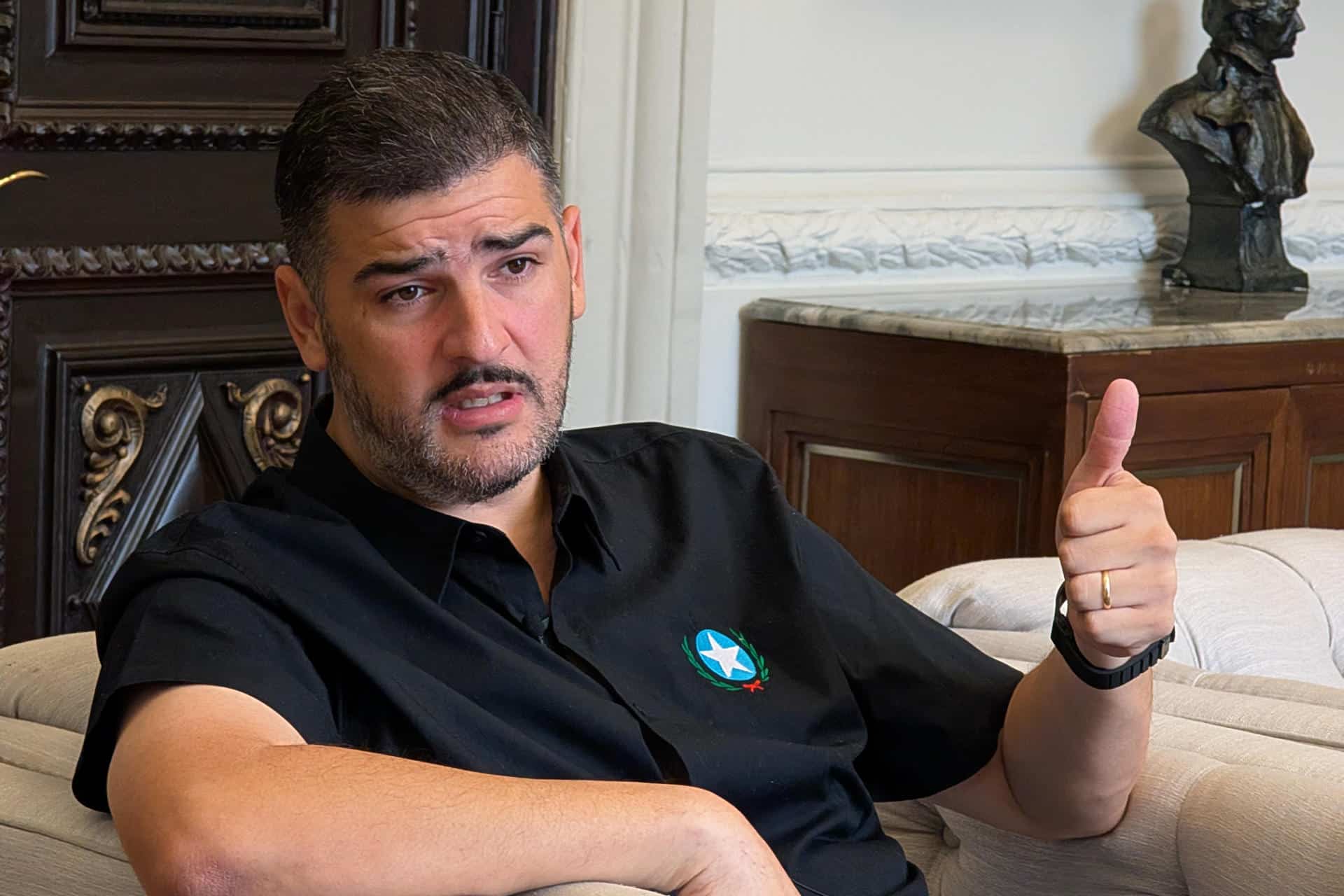 Fotografía del 17 de octubre de 2025 del alcalde de Guayaquil, Aquiles Álvarez, hablando durante una entrevista con EFE en Guayaquil (Ecuador). EFE/ Fernando Gimeno