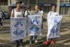 Personas participan en una marcha para celebrar la canonización de los primeros dos santos venezolanos, el médico José Gregorio Hernández y la religiosa Carmen Rendiles este miércoles, en Caracas (Venezuela). EFE/ Miguel Gutiérrez
