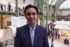 Clément Delépine, director de Art Basel Paris, posa para EFE este miércoles, en París. Cerrado al público el mes pasado, el Centro Pompidou de París se vistió este miércoles de colores pirotécnicos, en un espectáculo concebido con inteligencia artificial (IA) por el artista chino Cai Guo-Qiang para abrir los actos de su despedida y el inicio de las obras previstas hasta 2030. Fue el punto de partida de una serie de actividades organizadas en el icónico edificio inaugurado en 1977 según los planos de Renzo Piano y Richard Rogers, que han tomado como excusa la celebración de la feria Art-Basel en la capital francesa y que se extenderán todo el fin de semana. EFE/ Edgar Sapiña Manchado
