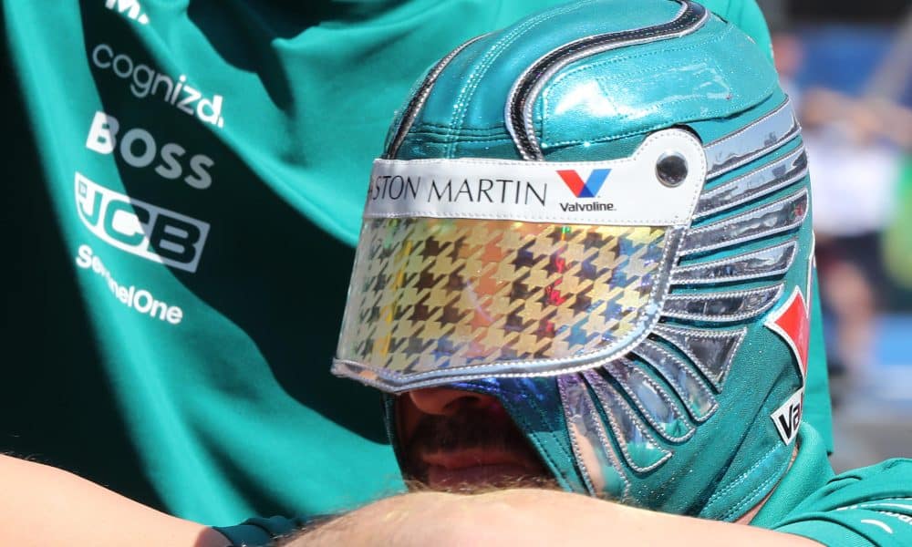 El español Fernando Alonso de Aston Martin, usa una máscara durante el desfile de pilotos previo al Gran Premio de México de la Fórmula Uno este domingo, en el Autódromo Hermanos Rodríguez en Ciudad de México (México). EFE/ Mario Guzmán