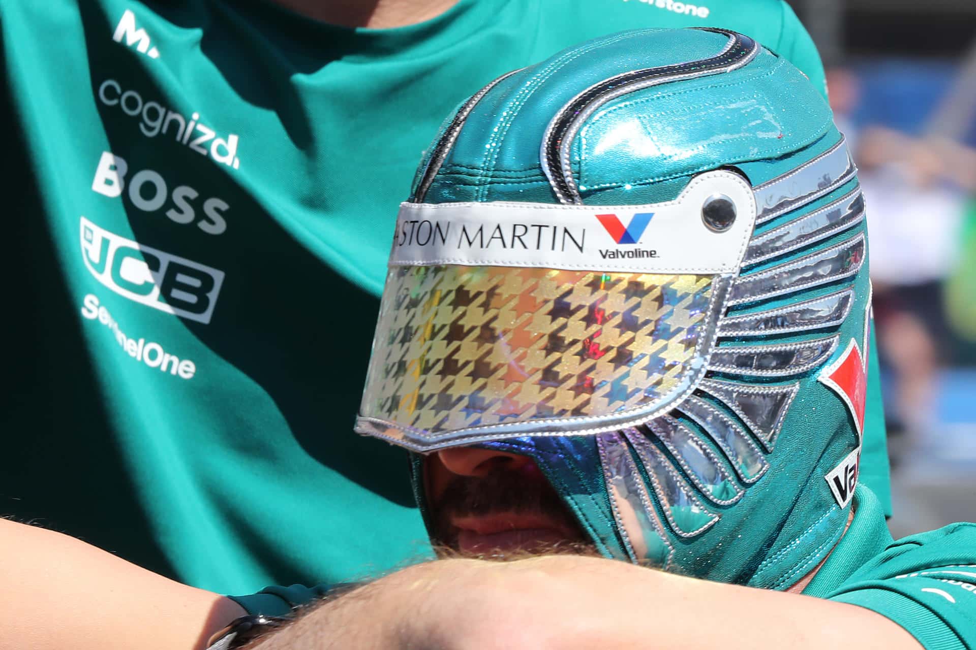 El español Fernando Alonso de Aston Martin, usa una máscara durante el desfile de pilotos previo al Gran Premio de México de la Fórmula Uno este domingo, en el Autódromo Hermanos Rodríguez en Ciudad de México (México). EFE/ Mario Guzmán