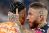 El guardameta titular de Pumas, el costarricense Keylor Navas (i), y el central de Monterrey, el español Serio Ramos (d), dejan de lado su rivalidad en México para ratificar este sábado una amistad que se remonta a los tiempos en que compartieron vestuario en el Real Madrid y el París Saint Germain. EFE/ Miguel Sierra