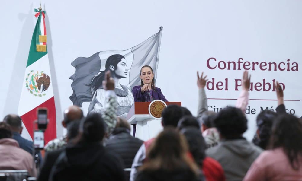 La presidenta de México, Claudia Sheinbaum, habla durante una rueda de prensa este jueves en Palacio Nacional de la Ciudad de México (México).  EFE/Mario Guzmán