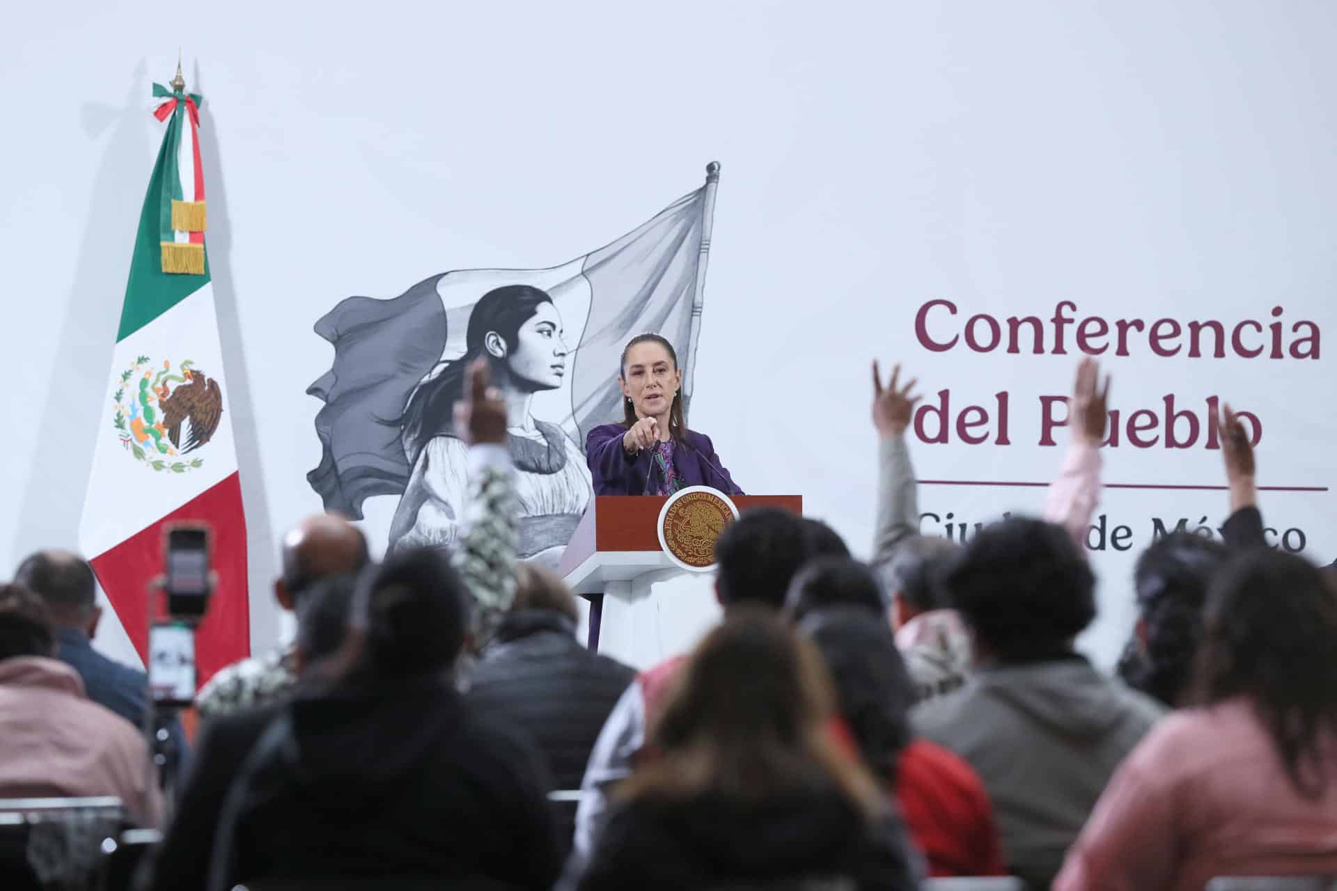 La presidenta de México, Claudia Sheinbaum, habla durante una rueda de prensa este jueves en Palacio Nacional de la Ciudad de México (México).  EFE/Mario Guzmán