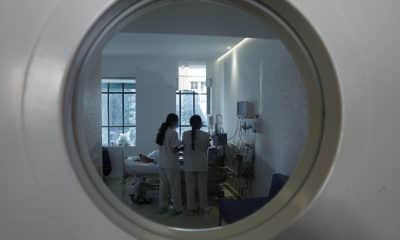 Imagen de archivo de dos enfermeras atendiendo a un niño con cáncer en el Hospital público infantil Niño Jesús, de Madrid. EFE/ Javier Lizon