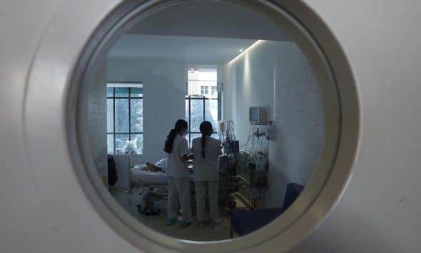 Imagen de archivo de dos enfermeras atendiendo a un niño con cáncer en el Hospital público infantil Niño Jesús, de Madrid. EFE/ Javier Lizon