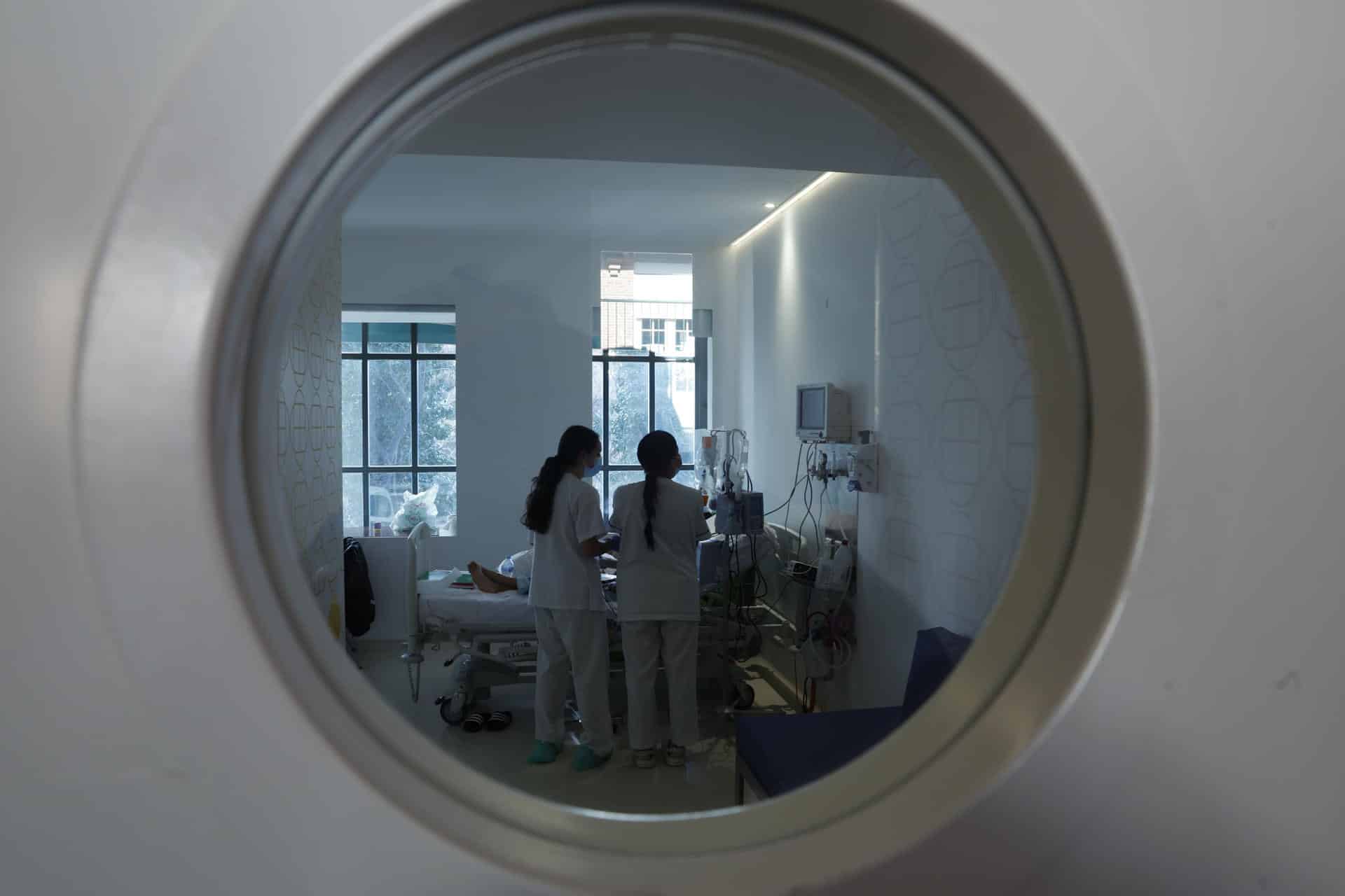 Imagen de archivo de dos enfermeras atendiendo a un niño con cáncer en el Hospital público infantil Niño Jesús, de Madrid. EFE/ Javier Lizon