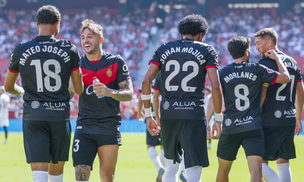 El delantero del Mallorca Mateo Joseph (i) celebra tras anotar un gol durante el partido de liga entre Sevilla FC y Mallorca que se celebra, este sábado, en Sevilla. EFE/ José Manuel Vidal