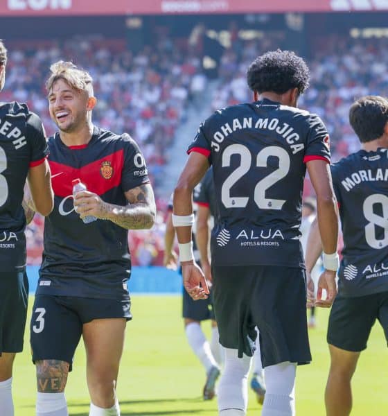El delantero del Mallorca Mateo Joseph (i) celebra tras anotar un gol durante el partido de liga entre Sevilla FC y Mallorca que se celebra, este sábado, en Sevilla. EFE/ José Manuel Vidal
