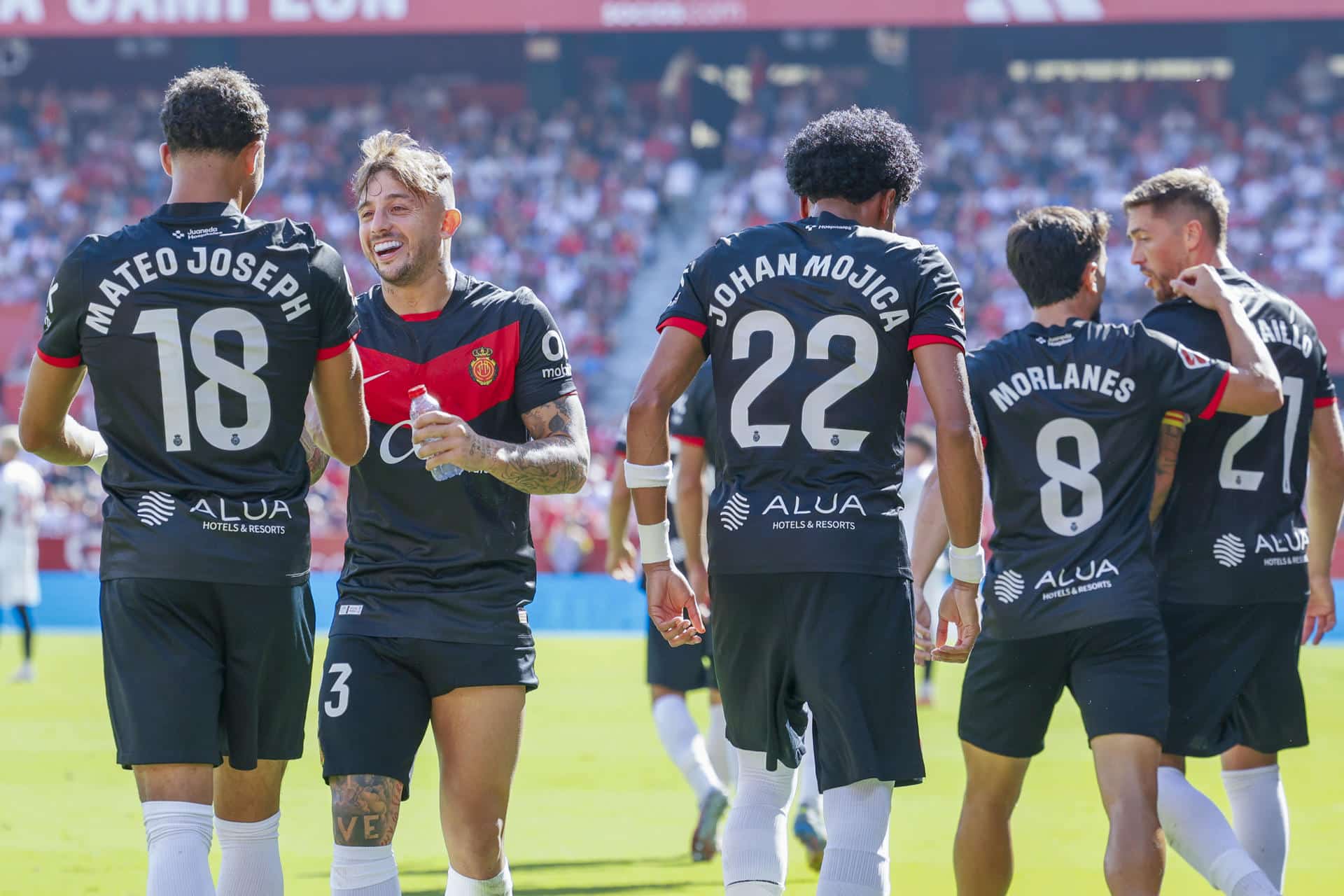 El delantero del Mallorca Mateo Joseph (i) celebra tras anotar un gol durante el partido de liga entre Sevilla FC y Mallorca que se celebra, este sábado, en Sevilla. EFE/ José Manuel Vidal