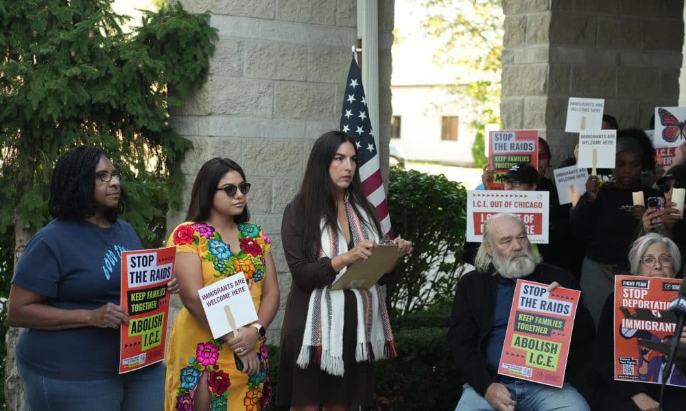 Defensores comunitarios de la Red de Respuesta Rápida del Condado de Will, funcionarios electos y líderes comunitarios, participan de una rueda de prensa en Joliet (EE.UU.). Imagen de archivo. EFE/ Guillermo Azábal