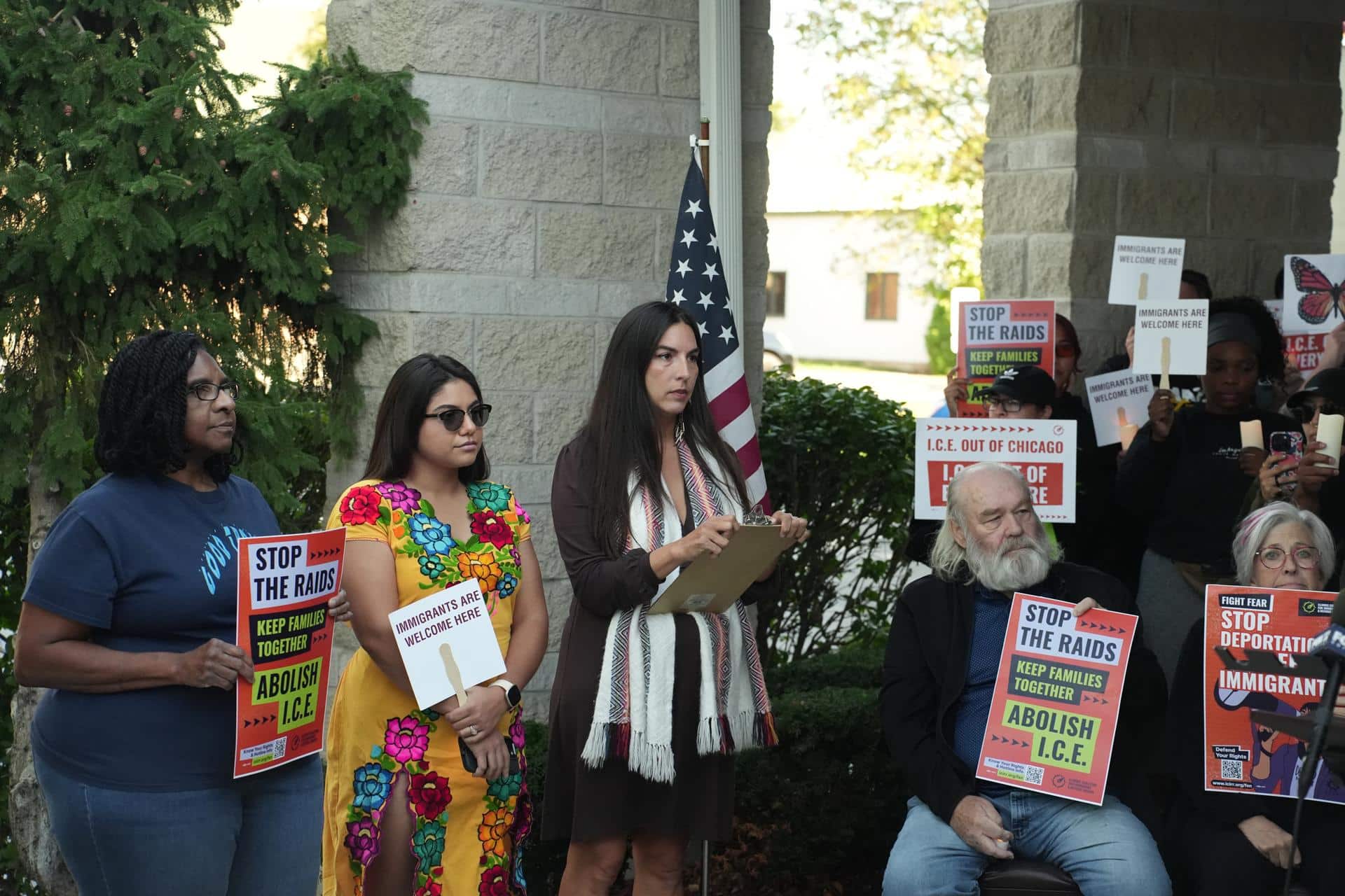 Defensores comunitarios de la Red de Respuesta Rápida del Condado de Will, funcionarios electos y líderes comunitarios, participan de una rueda de prensa en Joliet (EE.UU.). Imagen de archivo. EFE/ Guillermo Azábal