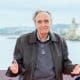 Joe Dante, director de películas míticas del género como 'Piraña', 'Gremlins' o 'The Twilight Zone' o 'Masters of Horror', a su llegada a Sitges este sábado un día antes de recibir el Gran Premio Honorífico del Festival de Cine. EFE/Siu Wu