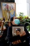 Un grupo de tailandesas se congregó frente a un hospital de Bangkok donde falleció la noche del viernes la reina madre, Sirikit. 
EFE/EPA/RUNGROJ YONGRIT
