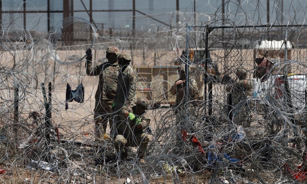 Fotografía de archivo del 5 de abril de 2024 de integrantes de la Guardia Nacional de Texas en las inmediaciones del Río Bravo, en Cuidad Juárez (México). EFE/ Luis Torres