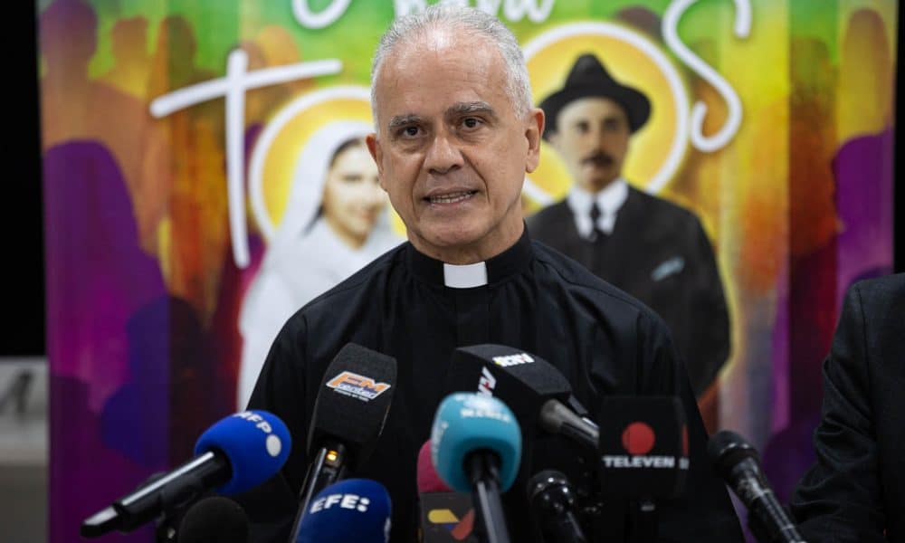El vicario general presbitero Armelim De Sousa habla durante una rueda de prensa de la Arquidiócesis de Caracas este miércoles, en Caracas (Venezuela). EFE/ Ronald Peña R