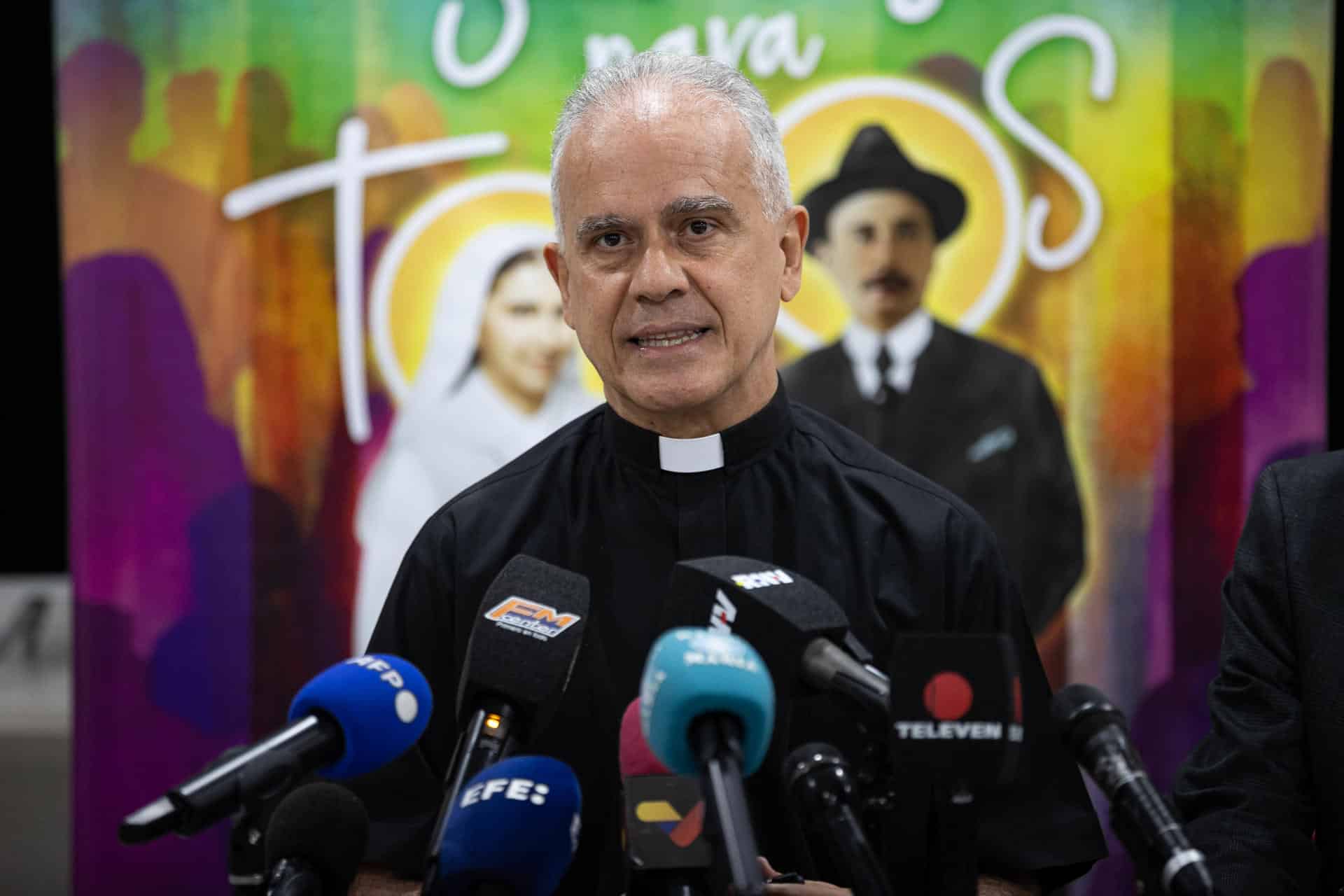 El vicario general presbitero Armelim De Sousa habla durante una rueda de prensa de la Arquidiócesis de Caracas este miércoles, en Caracas (Venezuela). EFE/ Ronald Peña R