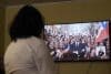Una mujer mira la franja electoral presidencial este viernes, en Santiago (Chile). EFE/ Elvis González