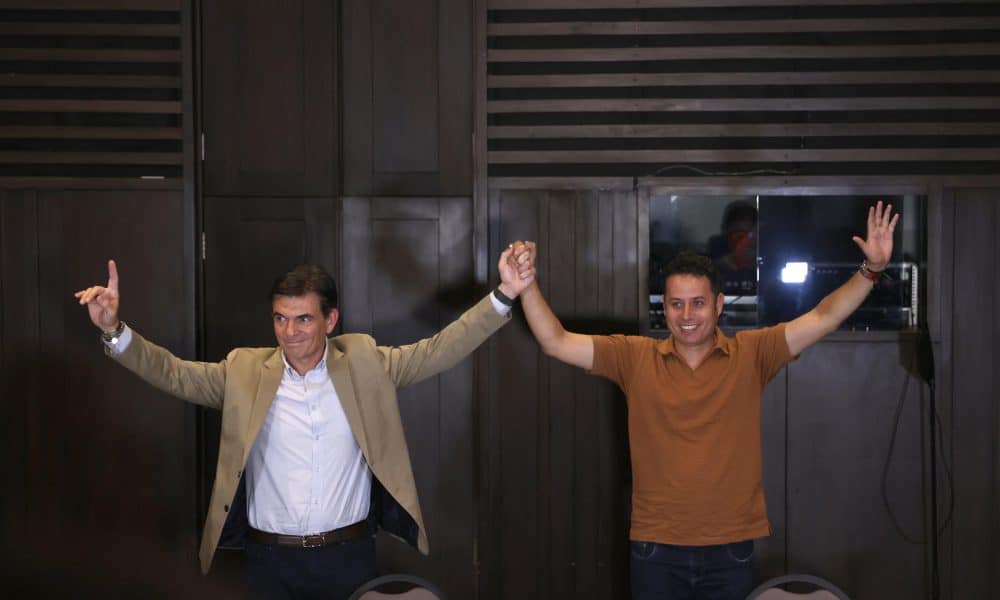 El candidato ganador de la segunda vuelta de las elecciones presidenciales, Rodrigo Paz (i), junto con su compañero de fórmula, Edman Lara, posa en su primera rueda de prensa este 20 de octubre de 2025, en La Paz (Bolivia). EFE/Luis Gandarillas