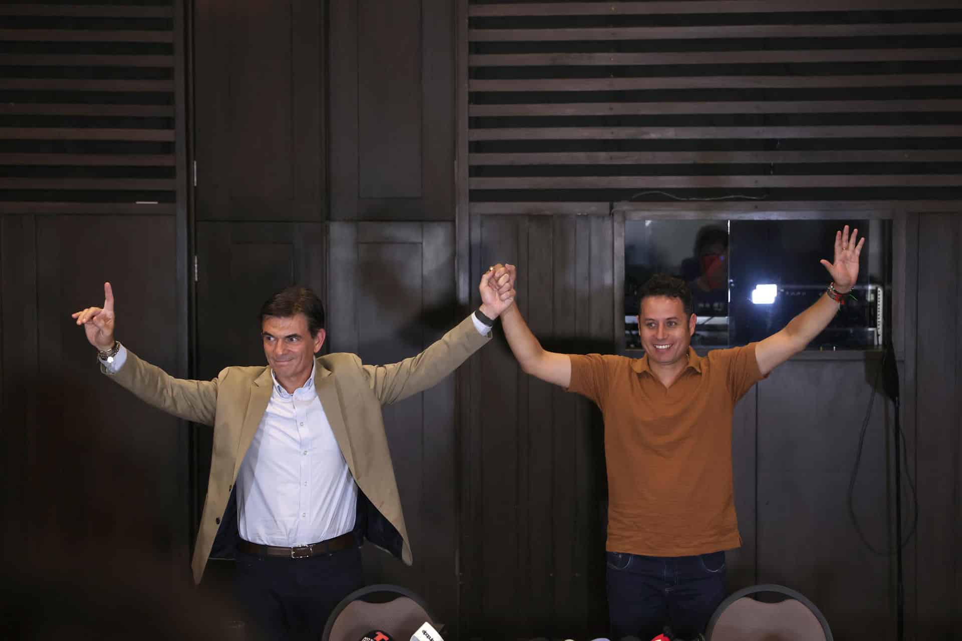 El candidato ganador de la segunda vuelta de las elecciones presidenciales, Rodrigo Paz (i), junto con su compañero de fórmula, Edman Lara, posa en su primera rueda de prensa este 20 de octubre de 2025, en La Paz (Bolivia). EFE/Luis Gandarillas