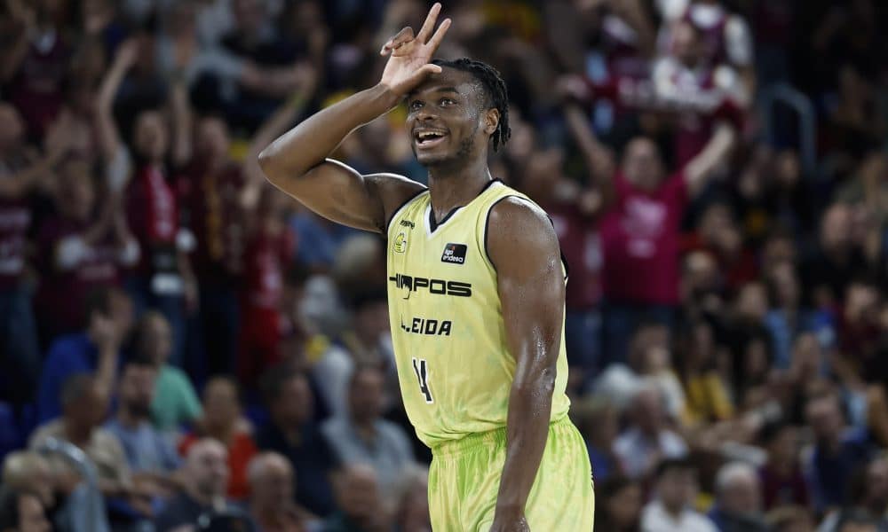 Agada, del Hiopos Lleida celebra un triple ante el Barça durante el partido correspondiente a la jornada 2 de la Liga Endesa de baloncesto, disputado en el Palau Blaugrana. EFE/ Andreu Dalmau