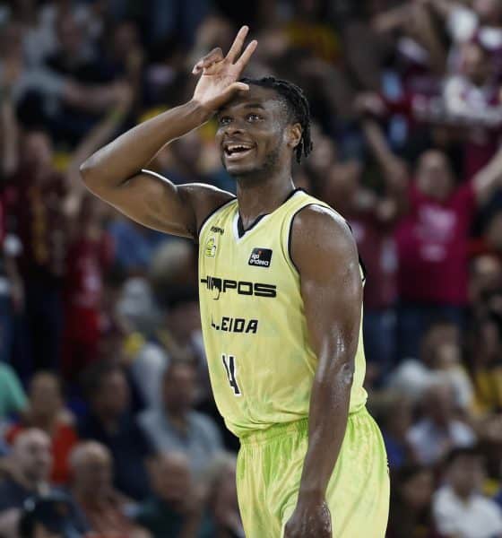 Agada, del Hiopos Lleida celebra un triple ante el Barça durante el partido correspondiente a la jornada 2 de la Liga Endesa de baloncesto, disputado en el Palau Blaugrana. EFE/ Andreu Dalmau