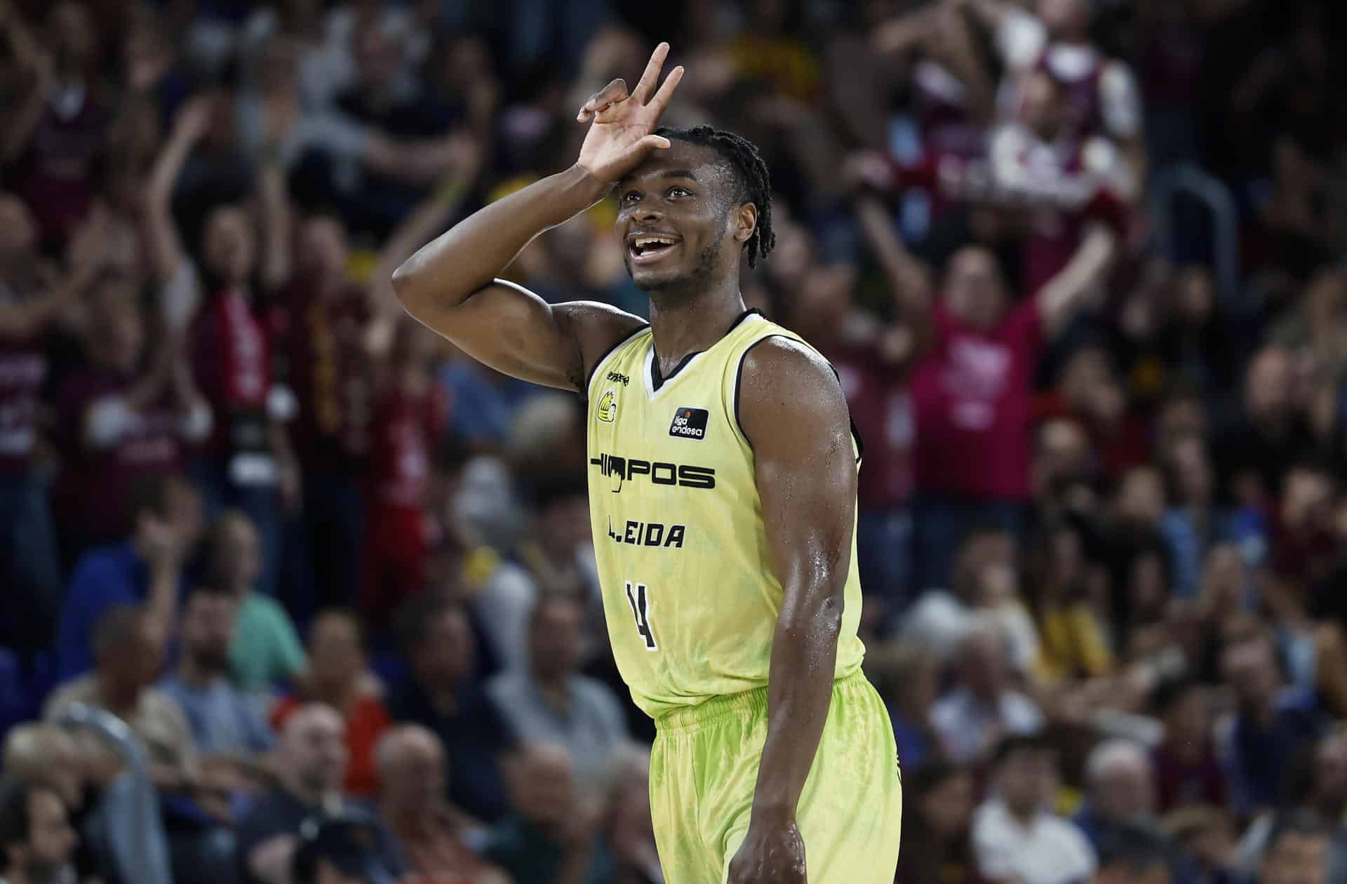 Agada, del Hiopos Lleida celebra un triple ante el Barça durante el partido correspondiente a la jornada 2 de la Liga Endesa de baloncesto, disputado en el Palau Blaugrana. EFE/ Andreu Dalmau