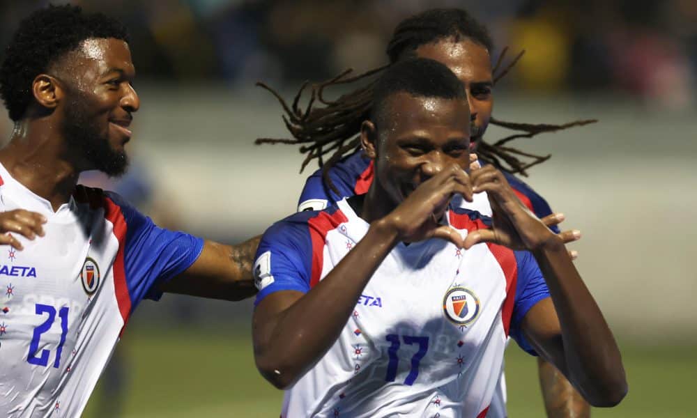 Jugadores de la selección de Haití celebran este jueves la goleada por 0-3 infligida a la Nicaragua en el Estadio Nacional de Managua en partido de las eliminatorias de la Concacaf para el Mundial de 2026. EFE/ STR