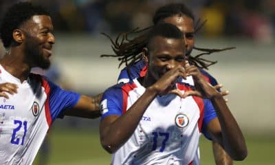 Jugadores de la selección de Haití celebran este jueves la goleada por 0-3 infligida a la Nicaragua en el Estadio Nacional de Managua en partido de las eliminatorias de la Concacaf para el Mundial de 2026. EFE/ STR