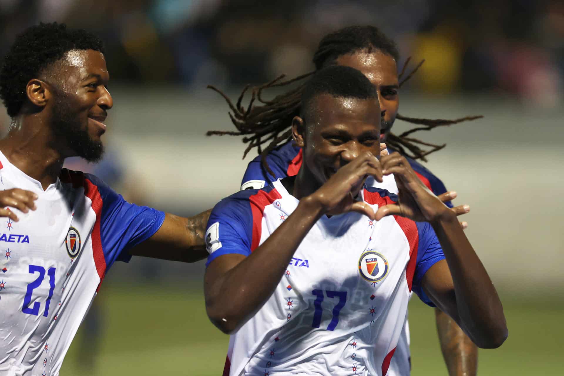 Jugadores de la selección de Haití celebran este jueves la goleada por 0-3 infligida a la Nicaragua en el Estadio Nacional de Managua en partido de las eliminatorias de la Concacaf para el Mundial de 2026. EFE/ STR