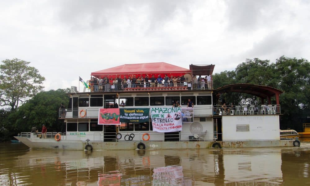 Vista general este jueves, 16 de octubre, de la 'Flotilla Yaku Mama' (Madre Agua, en quechua) que, integrada por representantes de pueblos indígenas y miembros de la sociedad civil, navegará por el río Amazonas hasta Belém (Brasil) para denunciar los efectos del extractivismo en la cumbre mundial del clima (COP30). EFE/Iván Izurieta