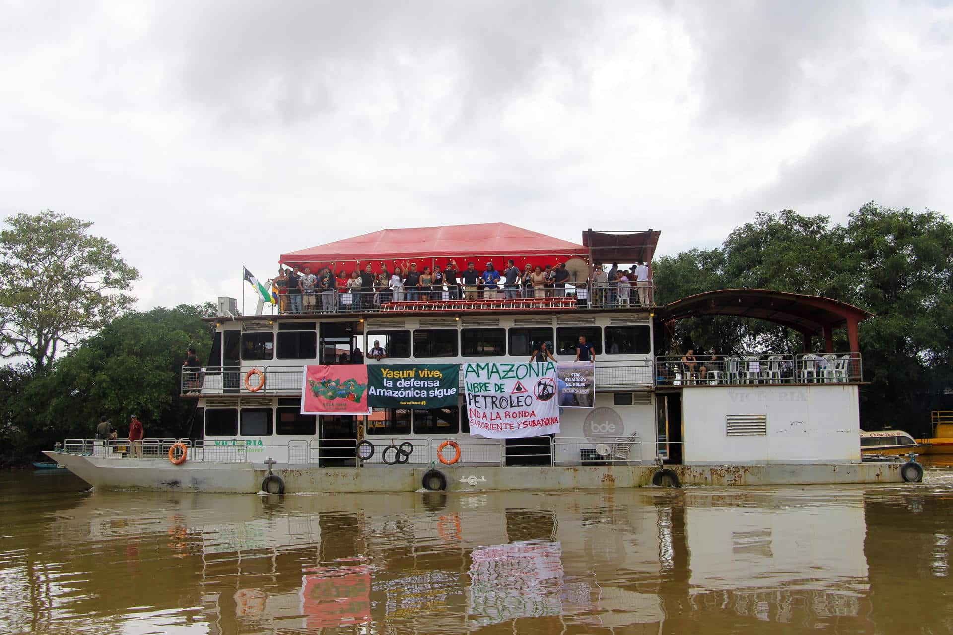 Vista general este jueves, 16 de octubre, de la 'Flotilla Yaku Mama' (Madre Agua, en quechua) que, integrada por representantes de pueblos indígenas y miembros de la sociedad civil, navegará por el río Amazonas hasta Belém (Brasil) para denunciar los efectos del extractivismo en la cumbre mundial del clima (COP30). EFE/Iván Izurieta