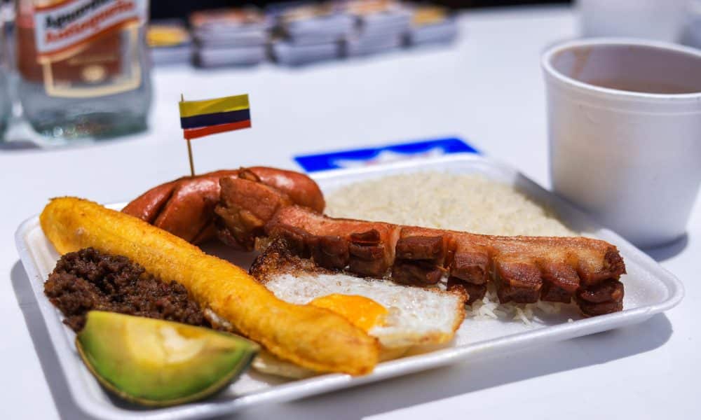 Fotografía que una bandeja paisa de Colombia durante el encuentro internacional 'Sabores del mundo' este sábado, en La Paz (Bolivia). EFE/ Gabriel Márquez