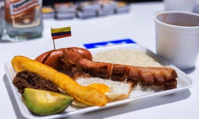 Fotografía que una bandeja paisa de Colombia durante el encuentro internacional 'Sabores del mundo' este sábado, en La Paz (Bolivia). EFE/ Gabriel Márquez