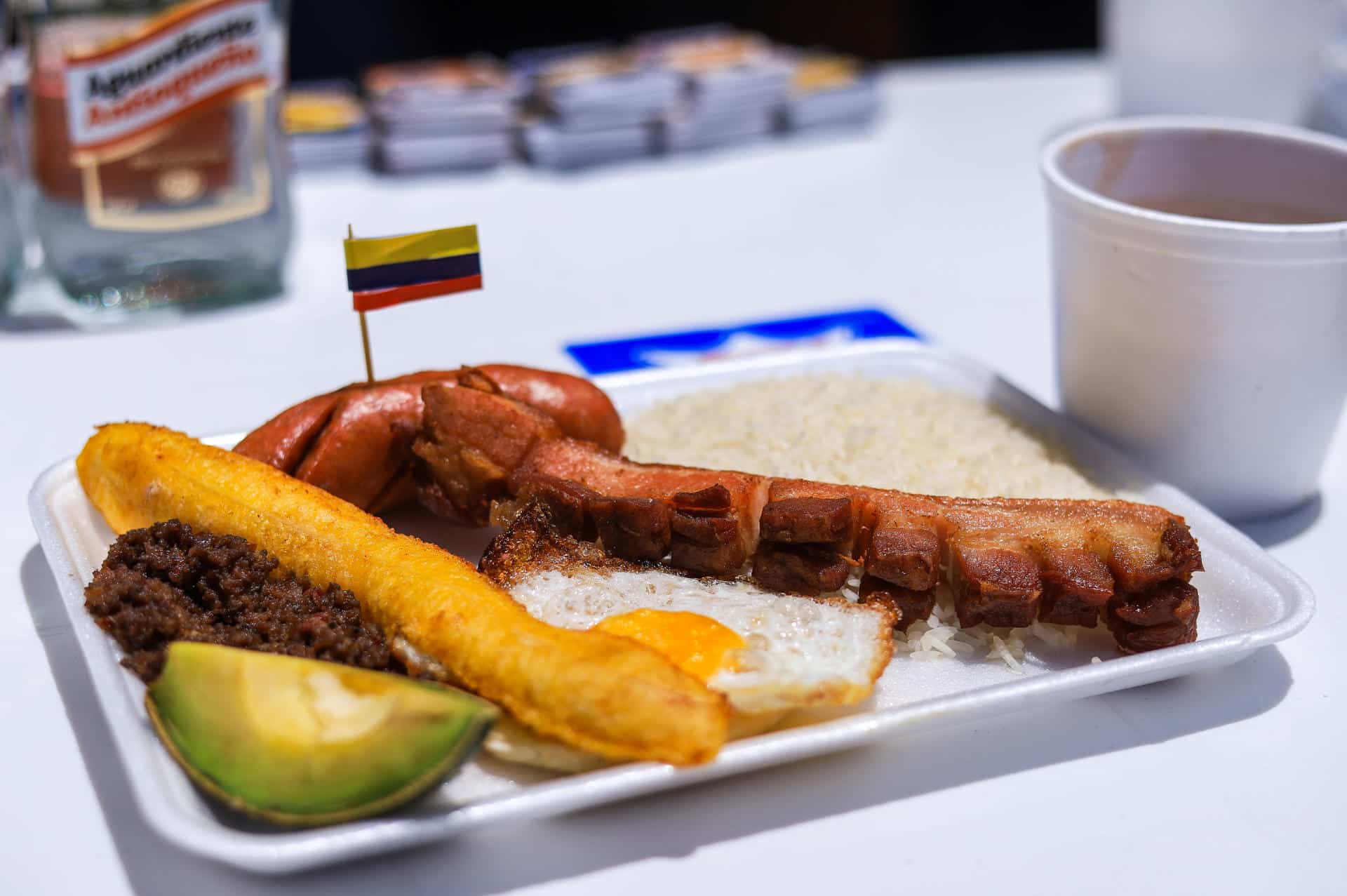 Fotografía que una bandeja paisa de Colombia durante el encuentro internacional 'Sabores del mundo' este sábado, en La Paz (Bolivia). EFE/ Gabriel Márquez