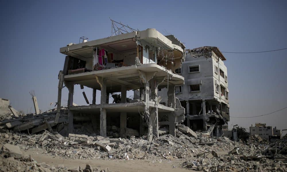 Foto archivo. Edificios destruidos en el gravemente dañado vecindario de Sheikh Redwan de la ciudad de Gaza, 23 de octubre de 2025. El alto el fuego entre Israel y Hamas que actualmente está en vigor es parte de la primera fase de un plan de paz para Gaza que incluye un alto en los combates, la liberación de rehenes y prisioneros, y la entrega de ayuda humanitaria. EFE/EPA/MOHAMMED SABER